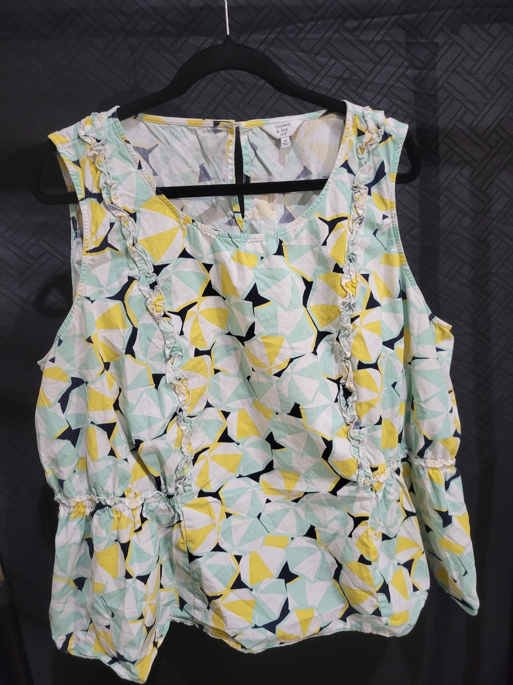 Crown & Ivy Sleeveless 3X Geometric Print Top in Mint, Yellow & Navy 100% Cotton